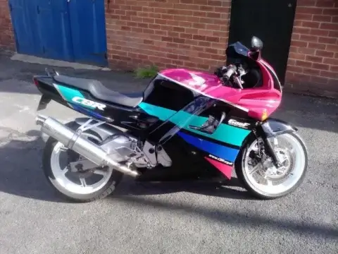 A picture of the CBR600F in the 90's Benneton colours.